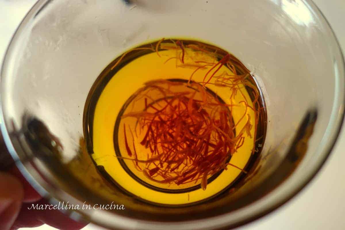 Saffron threads steeping