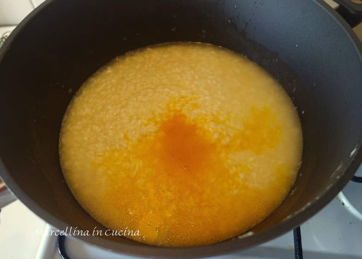 Adding steeped saffron to risotto
