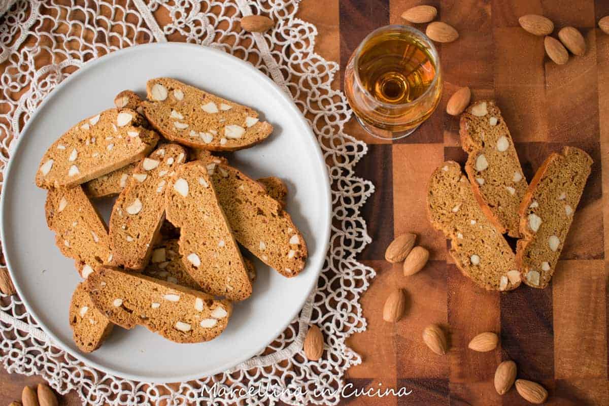 plate of Italian piparelli - spicy cookies