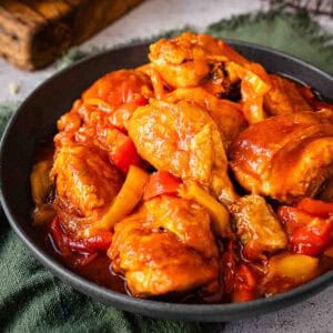 This is a chicken and peppers recipe prepared and served in a shallow bowl.